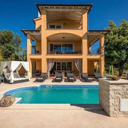 Spacious House - Pool / Jacuzzi / Sauna / Playground / 8+2 *