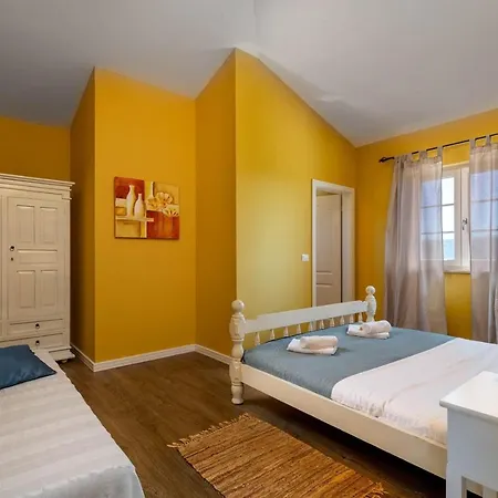 Spacious House - Pool / Jacuzzi / Sauna / Playground / 8+2 Rakalj