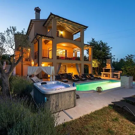 Spacious House - Pool / Jacuzzi / Sauna / Playground / 8+2 Holiday home *