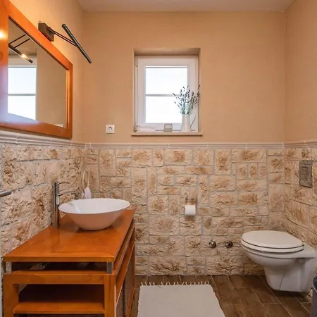 Holiday home Spacious House - Pool / Jacuzzi / Sauna / Playground / 8+2 *