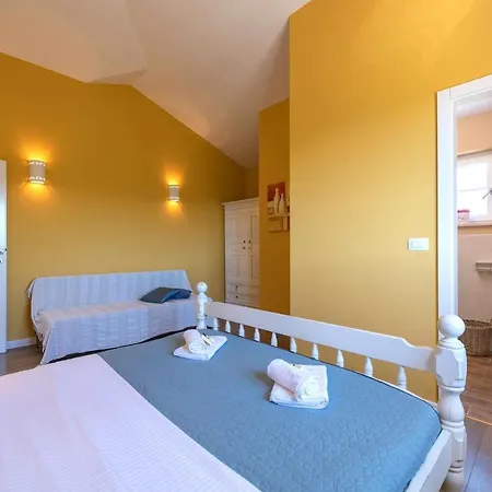 Spacious House - Pool / Jacuzzi / Sauna / Playground / 8+2 Holiday home