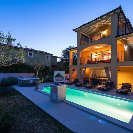 Spacious House - Pool / Jacuzzi / Sauna / Playground / 8+2 펜션 Rakalj