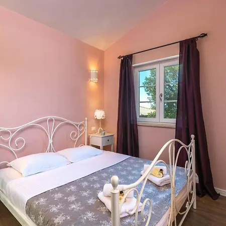Holiday home Spacious House - Pool / Jacuzzi / Sauna / Playground / 8+2