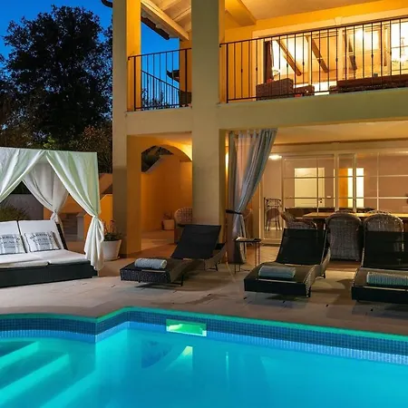 Spacious House - Pool / Jacuzzi / Sauna / Playground / 8+2 *