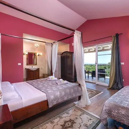 Holiday home Spacious House - Pool / Jacuzzi / Sauna / Playground / 8+2 *
