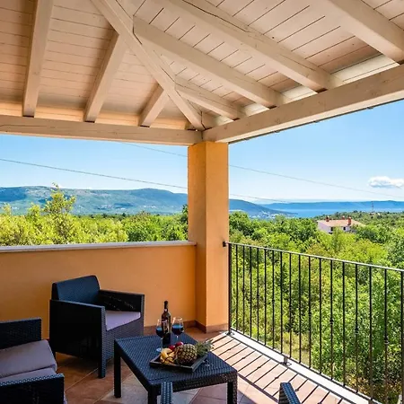 Holiday home Spacious House - Pool / Jacuzzi / Sauna / Playground / 8+2 Rakalj
