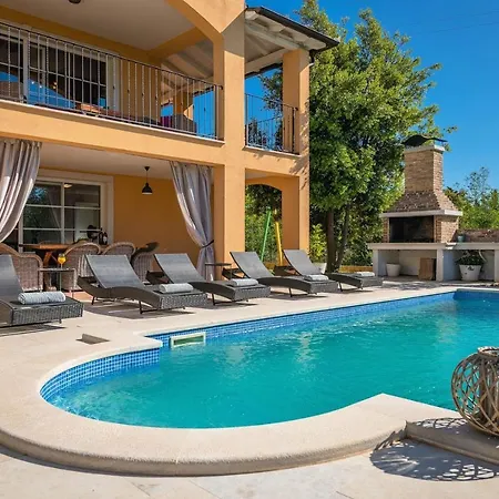 Spacious House - Pool / Jacuzzi / Sauna / Playground / 8+2 Holiday home Rakalj