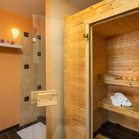 Spacious House - Pool / Jacuzzi / Sauna / Playground / 8+2