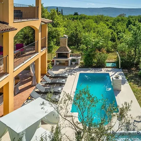 Spacious House - Pool / Jacuzzi / Sauna / Playground / 8+2