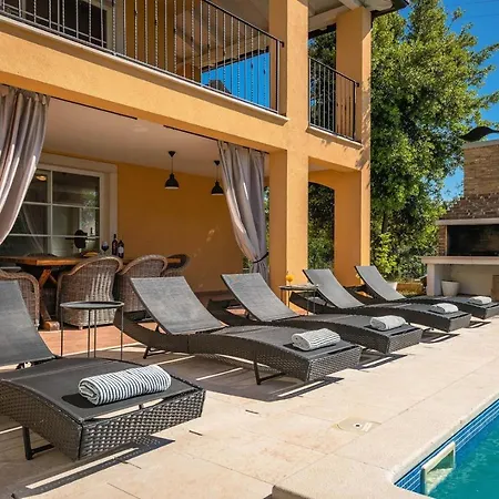 Spacious House - Pool / Jacuzzi / Sauna / Playground / 8+2 *