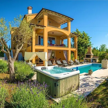 Spacious House - Pool / Jacuzzi / Sauna / Playground / 8+2 Holiday home
