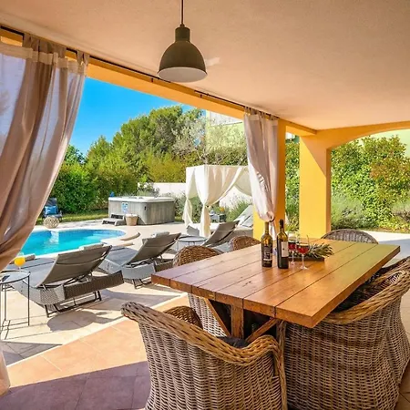 Spacious House - Pool / Jacuzzi / Sauna / Playground / 8+2 *