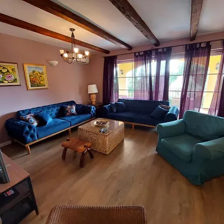 Spacious House - Pool / Jacuzzi / Sauna / Playground / 8+2 Holiday home