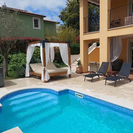 Spacious House - Pool / Jacuzzi / Sauna / Playground / 8+2