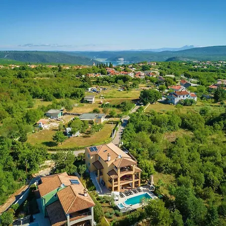 Spacious House - Pool / Jacuzzi / Sauna / Playground / 8+2 Rakalj