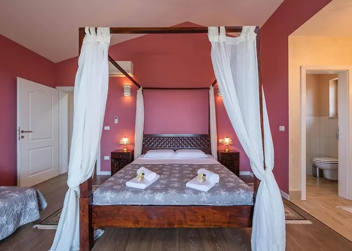 Vakantiehuis Spacious House - Pool / Jacuzzi / Sauna / Playground / 8+2