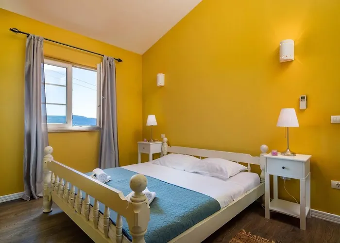 Сasa de vacaciones Spacious House - Pool / Jacuzzi / Sauna / Playground / 8+2 Rakalj