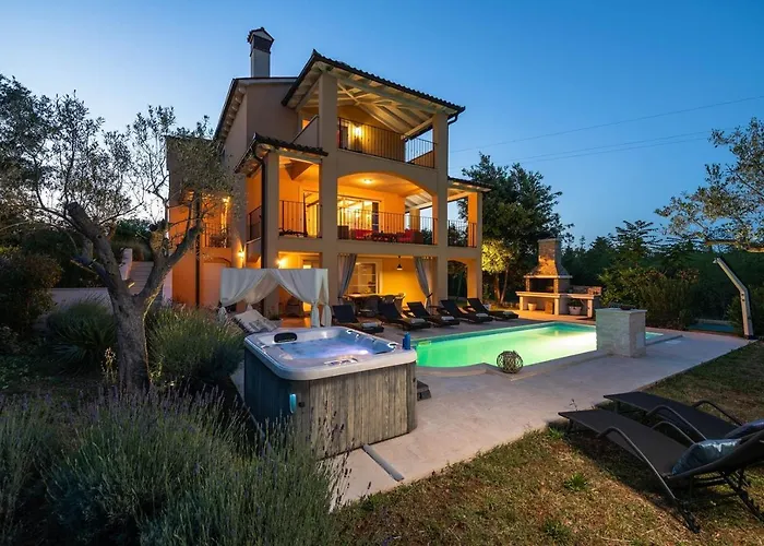 Spacious House - Pool / Jacuzzi / Sauna / Playground / 8+2 펜션 *