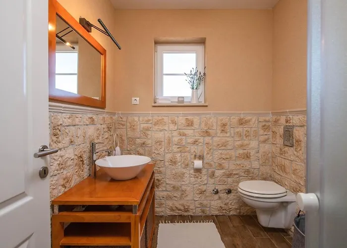 펜션 Spacious House - Pool / Jacuzzi / Sauna / Playground / 8+2 *