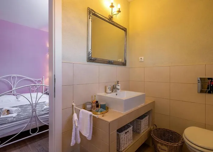 Vakantiehuis Spacious House - Pool / Jacuzzi / Sauna / Playground / 8+2 Rakalj