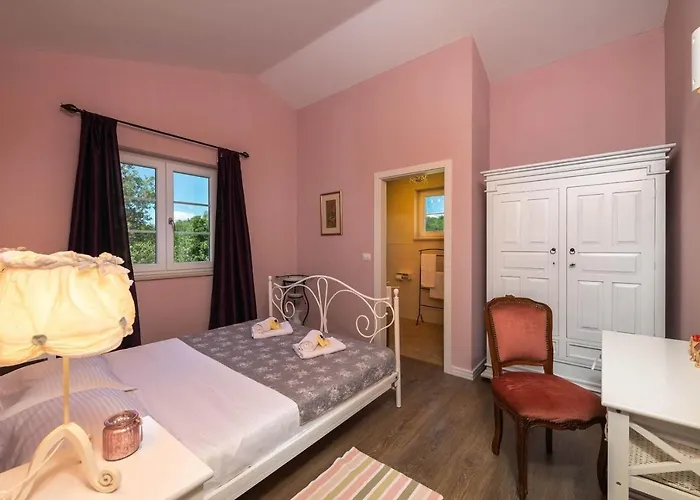 펜션 Spacious House - Pool / Jacuzzi / Sauna / Playground / 8+2 *