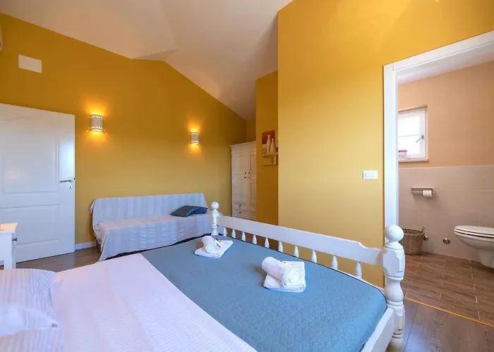 Spacious House - Pool / Jacuzzi / Sauna / Playground / 8+2 펜션