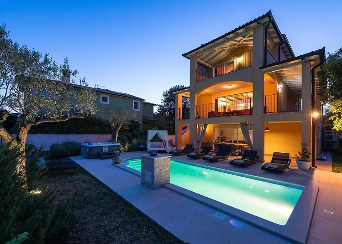 Spacious House - Pool / Jacuzzi / Sauna / Playground / 8+2 펜션 Rakalj