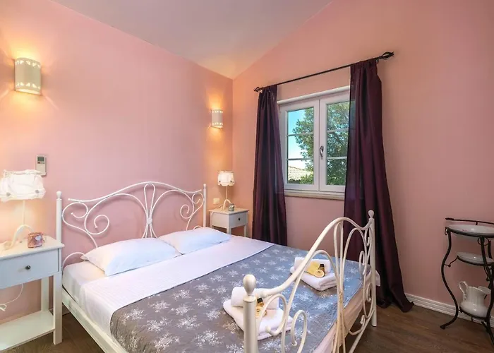 Vakantiehuis Spacious House - Pool / Jacuzzi / Sauna / Playground / 8+2