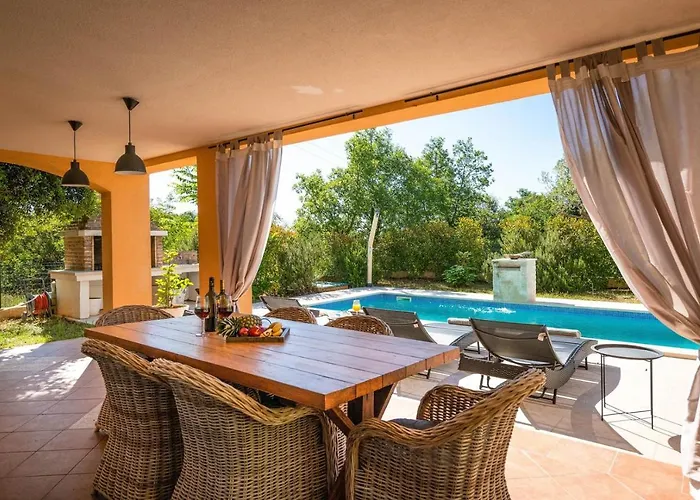 Spacious House - Pool / Jacuzzi / Sauna / Playground / 8+2 Vakantiehuis Rakalj