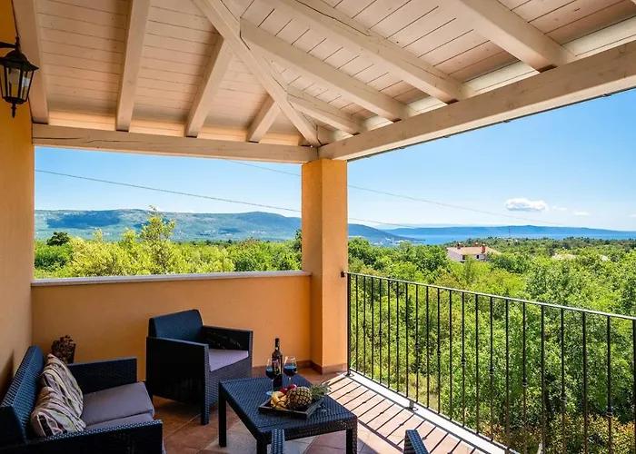 Сasa de vacaciones Spacious House - Pool / Jacuzzi / Sauna / Playground / 8+2 Rakalj