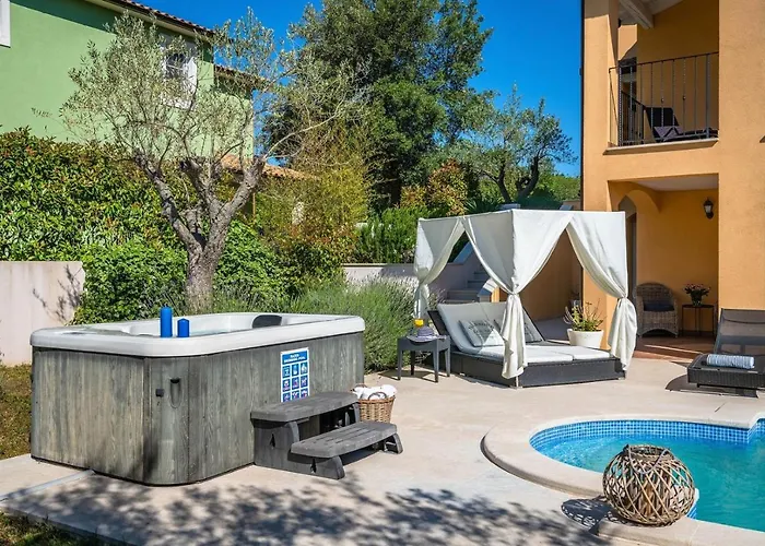 Vakantiehuis Spacious House - Pool / Jacuzzi / Sauna / Playground / 8+2