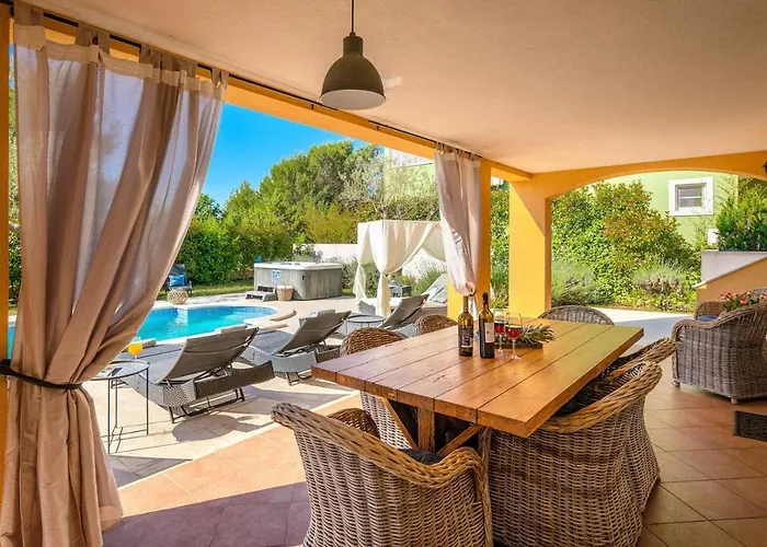 Spacious House - Pool / Jacuzzi / Sauna / Playground / 8+2 *