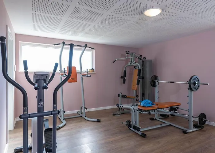 Spacious House - Pool / Jacuzzi / Sauna / Playground / 8+2 Rakalj