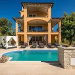 Spacious House - Pool / Jacuzzi / Sauna / Playground / 8+2 *