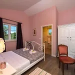 Semesterbostad Spacious House - Pool / Jacuzzi / Sauna / Playground / 8+2 *