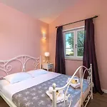 Semesterbostad Spacious House - Pool / Jacuzzi / Sauna / Playground / 8+2
