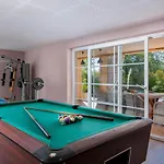 Spacious House - Pool / Jacuzzi / Sauna / Playground / 8+2 Semesterbostad Rakalj