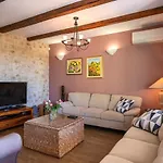 Semesterbostad Spacious House - Pool / Jacuzzi / Sauna / Playground / 8+2