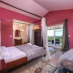 Semesterbostad Spacious House - Pool / Jacuzzi / Sauna / Playground / 8+2 *