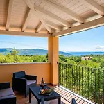 Semesterbostad Spacious House - Pool / Jacuzzi / Sauna / Playground / 8+2 Rakalj