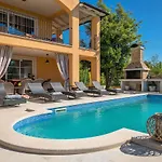 Spacious House - Pool / Jacuzzi / Sauna / Playground / 8+2 Semesterbostad Rakalj