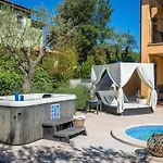 Semesterbostad Spacious House - Pool / Jacuzzi / Sauna / Playground / 8+2