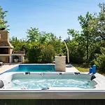 Spacious House - Pool / Jacuzzi / Sauna / Playground / 8+2 Semesterbostad *
