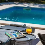 Spacious House - Pool / Jacuzzi / Sauna / Playground / 8+2 * Rakalj