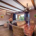 Semesterbostad Spacious House - Pool / Jacuzzi / Sauna / Playground / 8+2 *