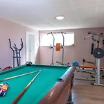 Semesterbostad Spacious House - Pool / Jacuzzi / Sauna / Playground / 8+2 Rakalj