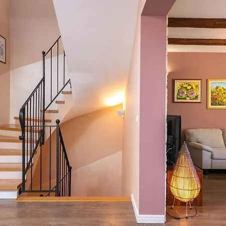 Spacious House - Pool / Jacuzzi / Sauna / Playground / 8+2 Rakalj