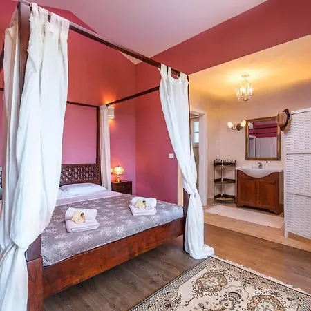 Spacious House - Pool / Jacuzzi / Sauna / Playground / 8+2 Dom wakacyjny Rakalj
