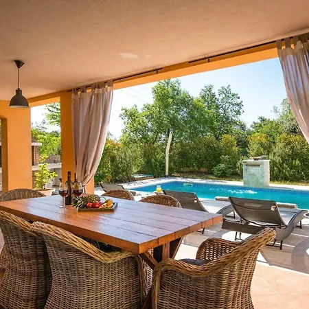 Spacious House - Pool / Jacuzzi / Sauna / Playground / 8+2 Dom wakacyjny Rakalj