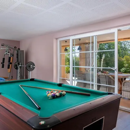 Spacious House - Pool / Jacuzzi / Sauna / Playground / 8+2 別荘 Rakalj